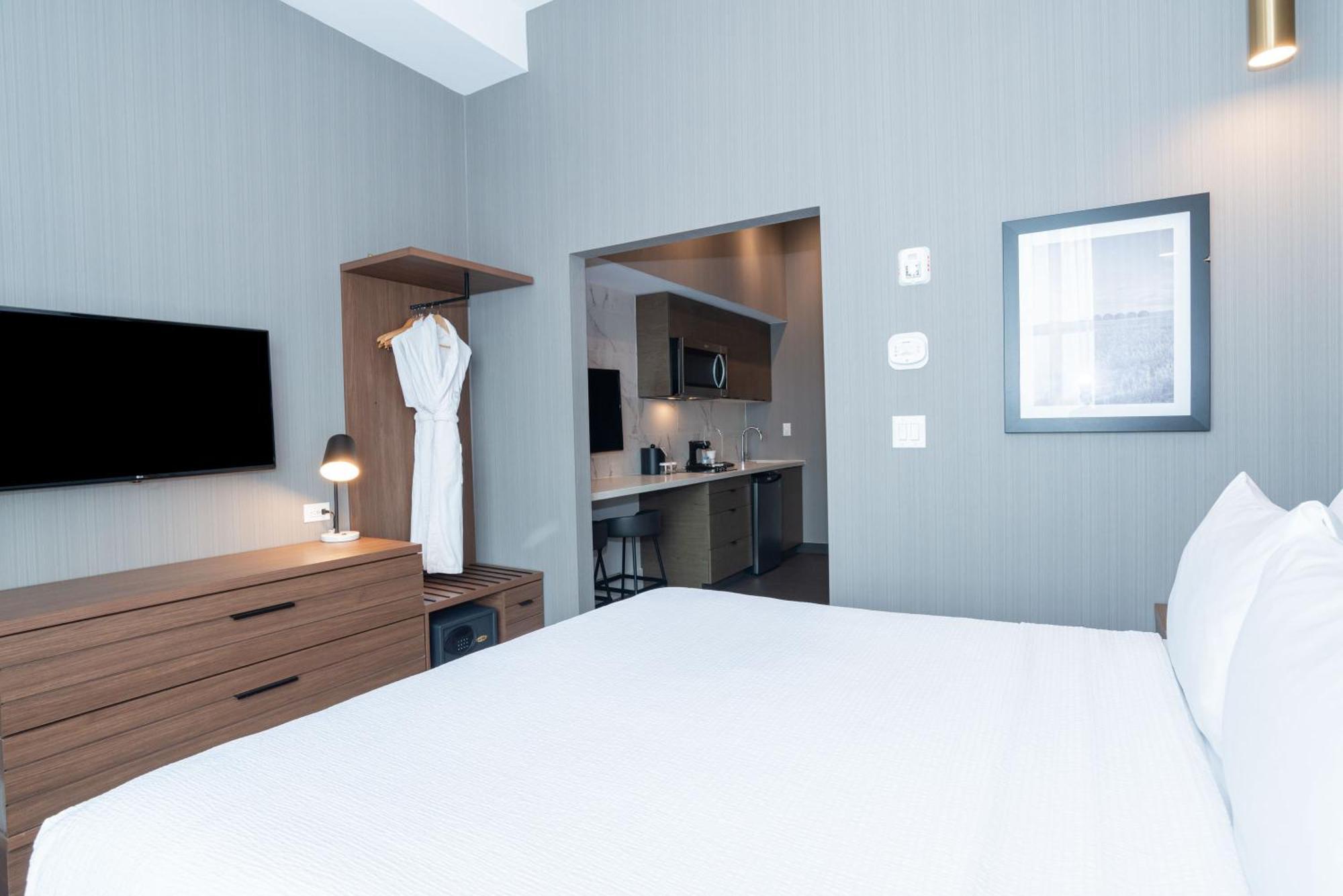 Sandman Signature Sherwood Park Hotel Esterno foto