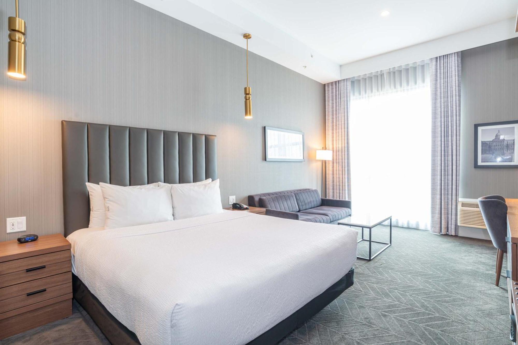 Sandman Signature Sherwood Park Hotel Esterno foto